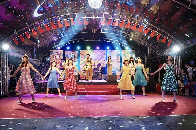 「眷村有夠派」復古音樂派對結合音樂與Swing Dance,邀請民眾穿上復古裝扮,在眷村廣場一起搖擺。