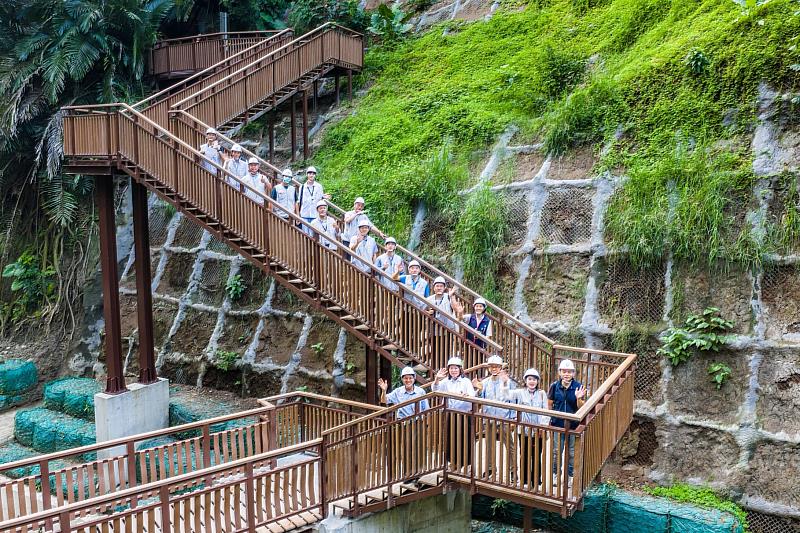 黃敏惠市長視察蘭潭後山步道景觀橋完工情形。