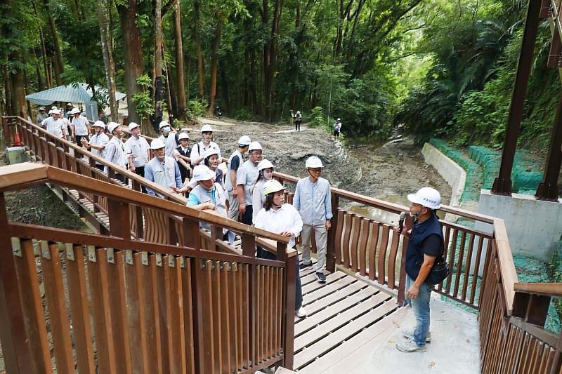 黃敏惠市長視察蘭潭後山步道景觀橋完工情形。
