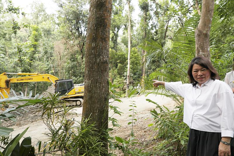 黃敏惠市長指出蘭潭後山步道工區山路崎嶇,大型機具進出不易,肯定團隊努力。