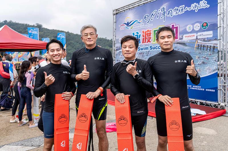 台灣人壽獨立董事林建智(右2)、董事暨中國信託產險董事長王志誠(左2)首次泳渡成功完賽。/台灣人壽提供
