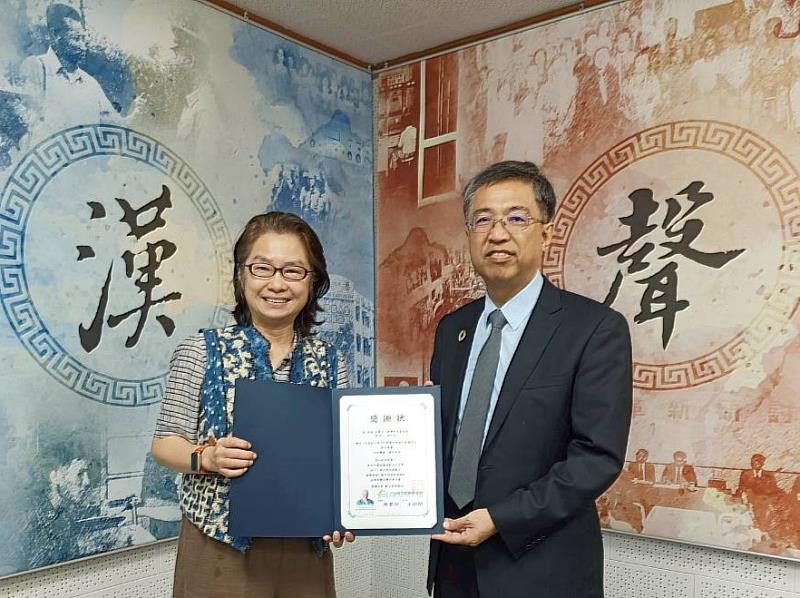 台灣尤努斯基金會董事長蔡慧玲（左）頒贈廣播專訪感謝狀予唐獎教育基金會執行長陳振川（右）。