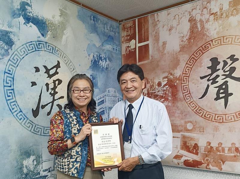 群景國際商務法律事務所所長蔡慧玲律師(左)頒贈廣播專訪感謝狀予楊金順律師事務所所長楊金順律師(右)。