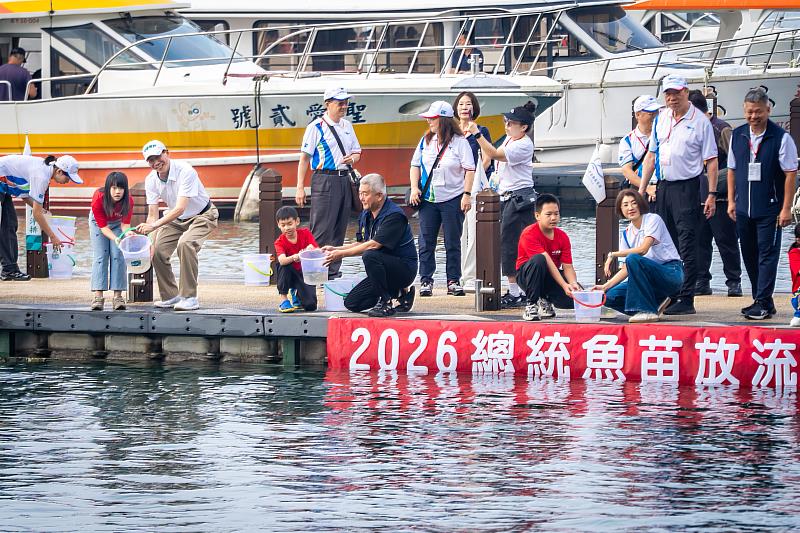 南投縣長許淑華(前排右1)與台灣人壽總經理莊中慶(前排左2)共同施放總統魚苗,守護日月潭生態。/台灣人壽提供
