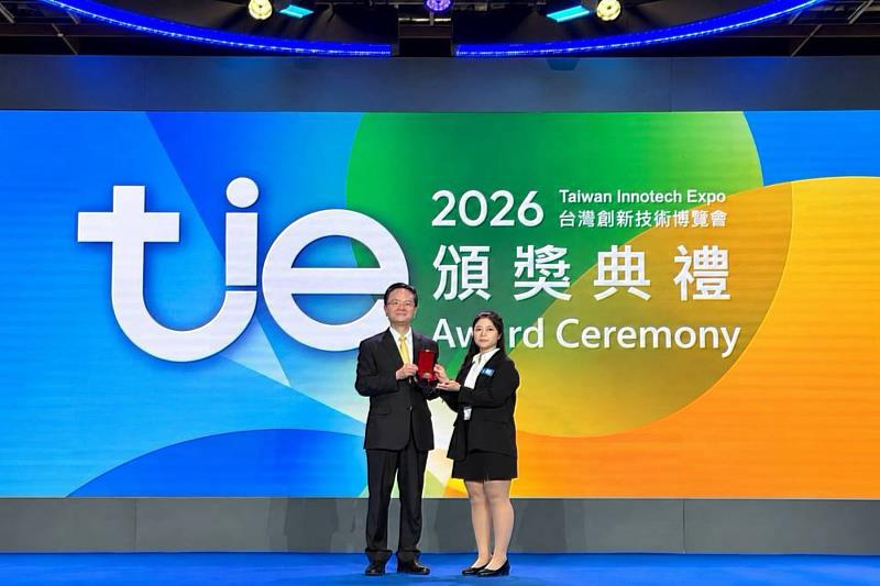 中臺科大廖宜鳳同學代表團隊領取2026創博會發明競賽銅牌。