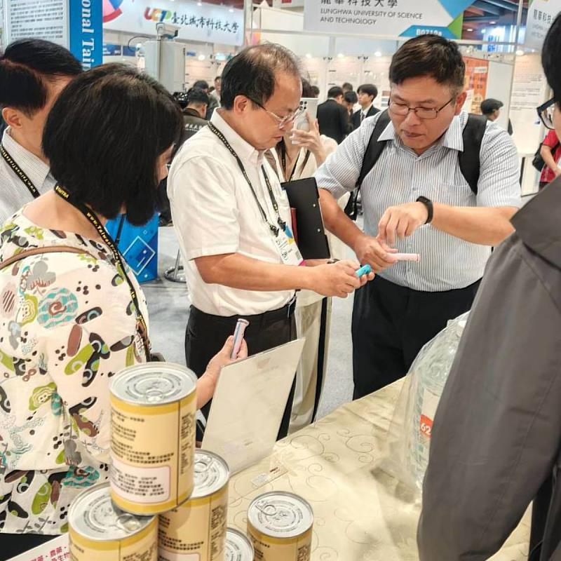 中臺科大趙士慶老師向2026台灣創新技術博覽會評審委員解說作品。