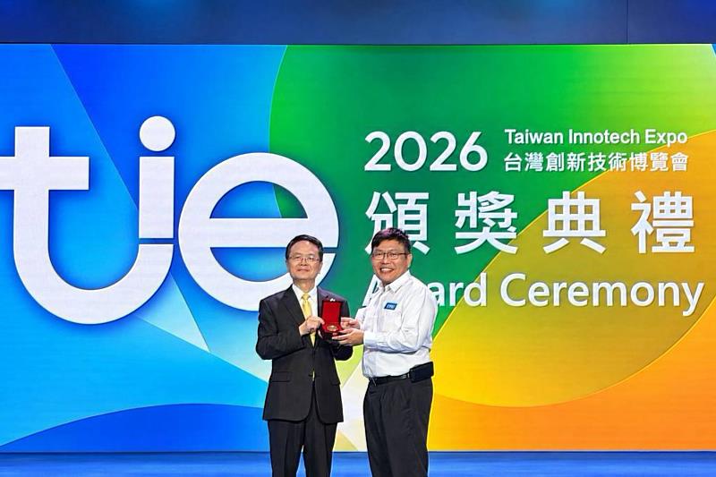 中臺科大趙士慶老師代表團隊領取2026創博會發明競賽銅牌。
