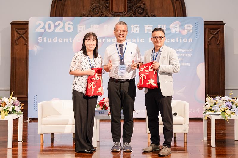 本校師資培育學院劉宇挺院長與兩位國際學者Chia- Liang Dai, Associate Professor, UNLV(右側)及 Jung Duk Ohn, Professor, GINUE(左側)合影。