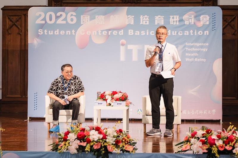 本校師資培育學院劉宇挺院長介紹教育部國家講座主持人張俊彥講座教授(左側)。