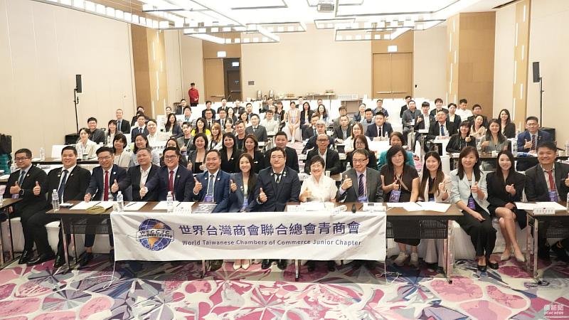 世總青商會第16屆年會合影。