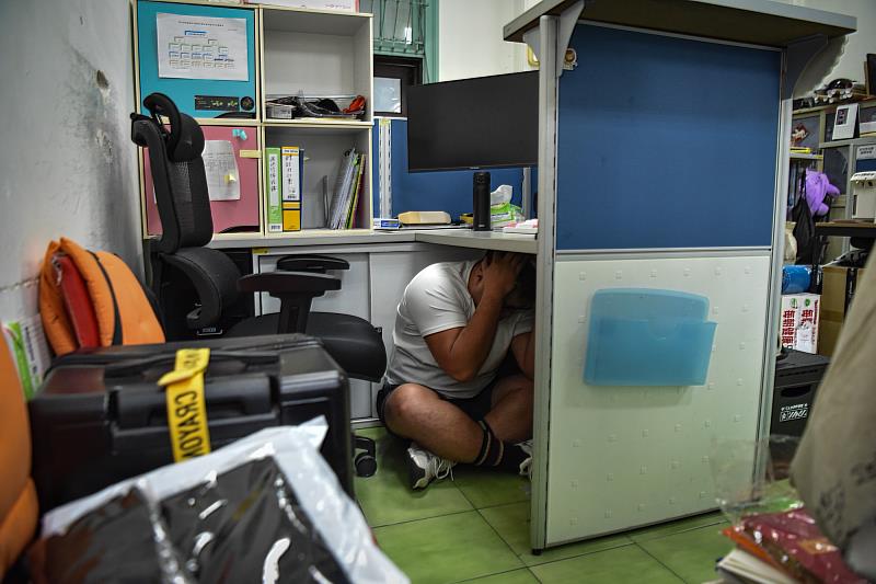 當模擬地震發生時,全體師生立即實施地震保命3步驟「趴下、掩護、穩住」。