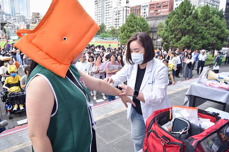 活動亦特別結合健康中心緊急救護情境模擬,演練災害發生後可能出現的人員受傷與緊急救援狀況。