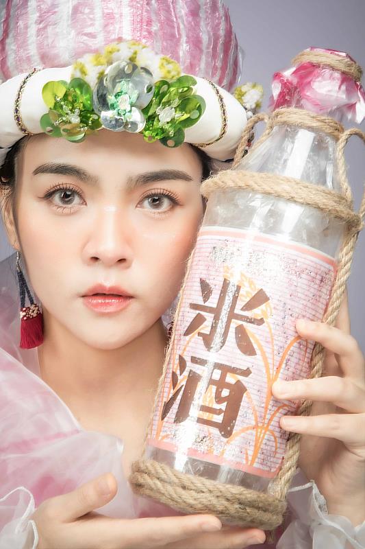 從「大女孩」到Lawa吳采蓁,改變的不只是舞台上從3個人變成1個人,而是她終於把演唱者的聲音,變成創作者的語言。(圖/風潮音樂提供)