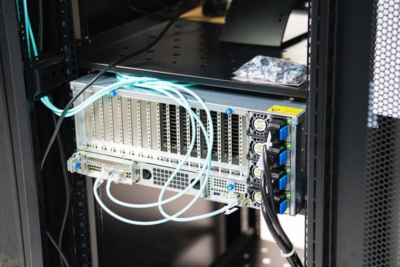 圖五、NVIDIA H200 AI伺服器。