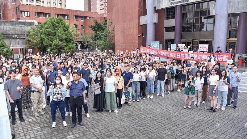 地震疏散避難演練合影。