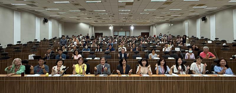 各校與會代表合影留念,凝聚交流共識。