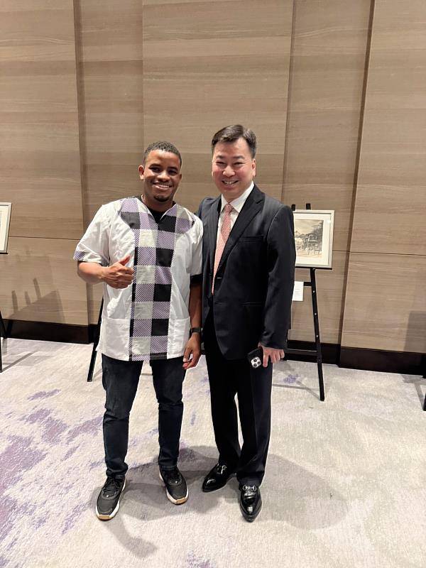 柯瑞恩同學(左)於表演前與李天祥校長(右)合影。