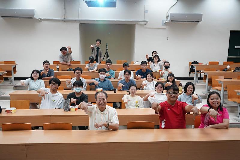 學七舍舍員大會大合照,住宿生與師長、宿委會共同參與活動,呂有信技正也出席與住宿生交流,共同留下活動紀錄。