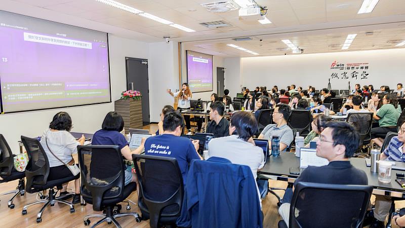 活動透過Kahoot！問答，確認同仁對於主題相關內容的掌握度。（圖／淡江大學提供）