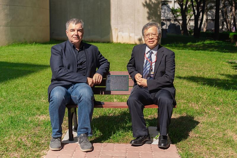 國立中央大學9月22日舉行「大師座椅」揭牌儀式,蕭述三校長與2010年諾貝爾物理學獎得主諾沃肖洛夫教授共同參與。