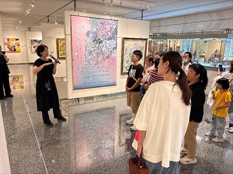 策展人謝承穎,替現場來賓導覽解說作品背景故事。(頂新和德文教基金會提供)
