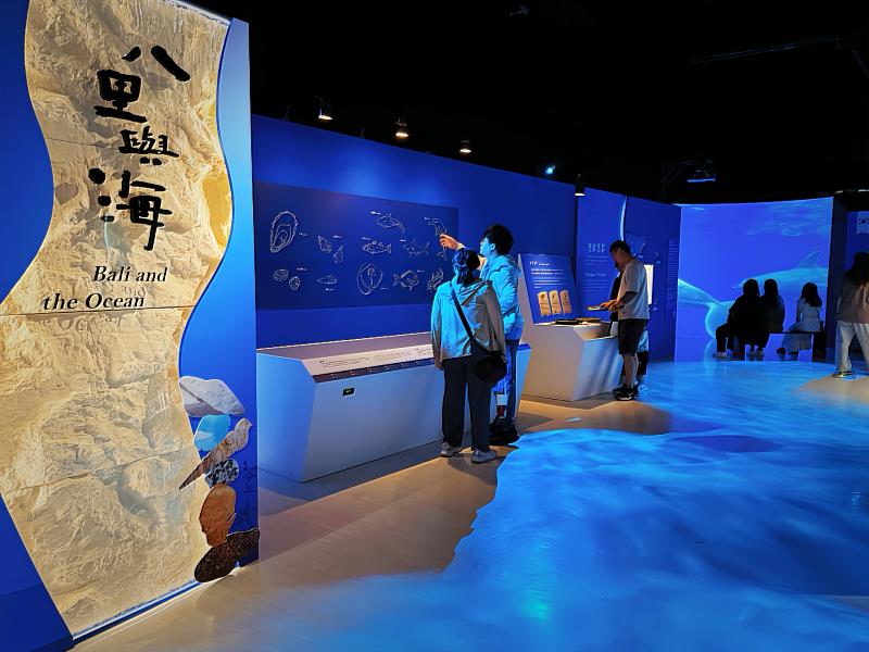展覽自「八里與海」單元揭開序幕,融合文物與口述訪談、錄像及藝術品、音樂創作等。