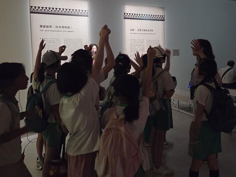 大湖國小學生在導覽老師帶領下,透過問答互動認識古埃及文化與信仰。/時藝多媒體拍攝