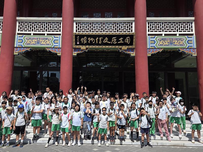 臺北市大湖國民小學近百名師生參觀《埃及木乃伊-永生傳說》,於歷史博物館前留下大合照。