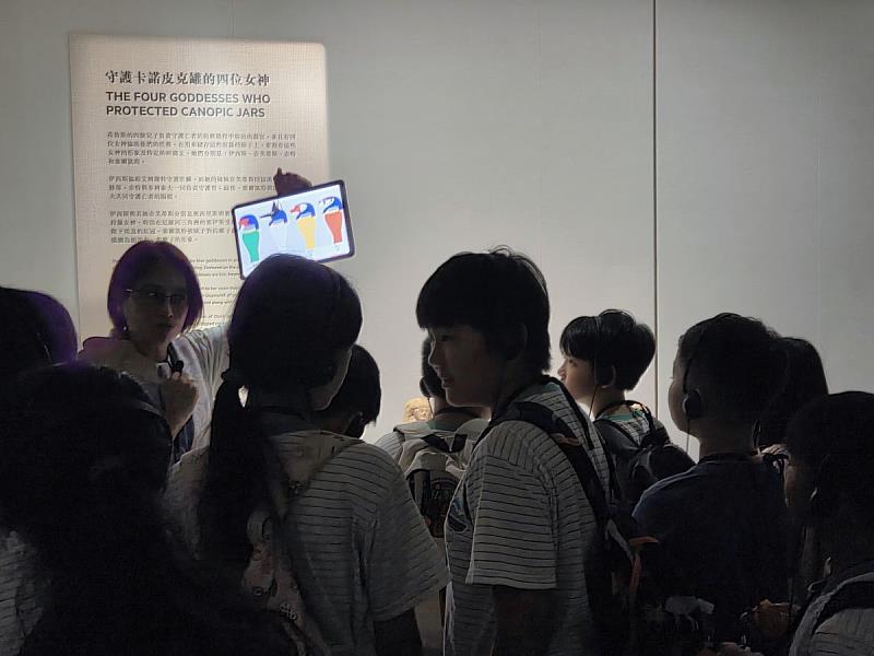 大湖國小學生在導覽老師帶領下,透過問答互動認識古埃及文化與信仰。/時藝多媒體拍攝