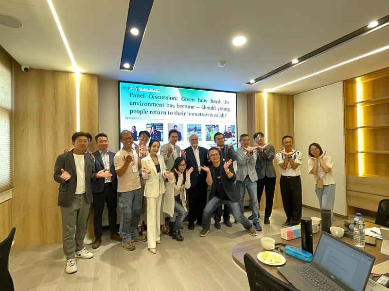 ICF共同創辦人John G. Jung、亞大人社中心執行長王志華副教授,及全體與會貴賓合影。