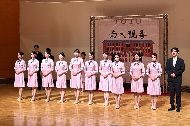 南大親善大使從容自信展現外語接待力，呈現國際化禮賓接待形象。