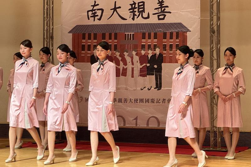 南大親善大使自然展現美姿美儀，將禮儀訓練融入接待實務，展現自信優雅形象。