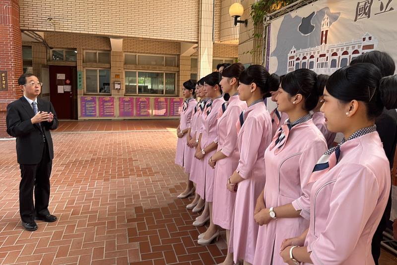 南大侯志正副校長勉勵親善大使勇於展現自信，以專業服務與外語能力迎接國慶禮賓任務。