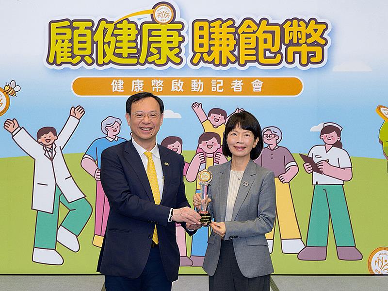 凱基人壽響應政府「健康台灣」政策,成為衛福部「健康幣」首波合作壽險業者,由衛福部部長石崇良(左)頒發感謝獎盃給凱基人壽總經理郭瑜玲。