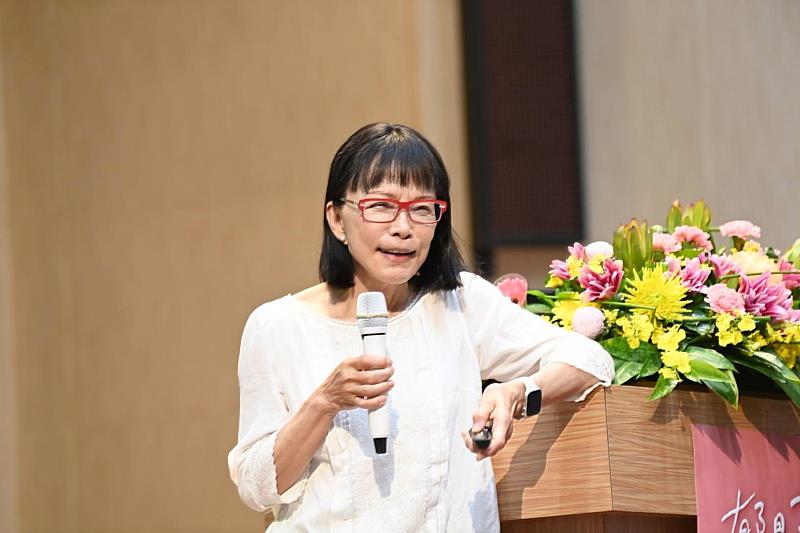 林靜芸醫師分享照顧丈夫、失智症患者林芳郁醫師的經驗。