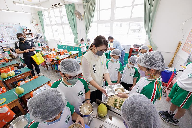同學們打菜給市長高虹安。