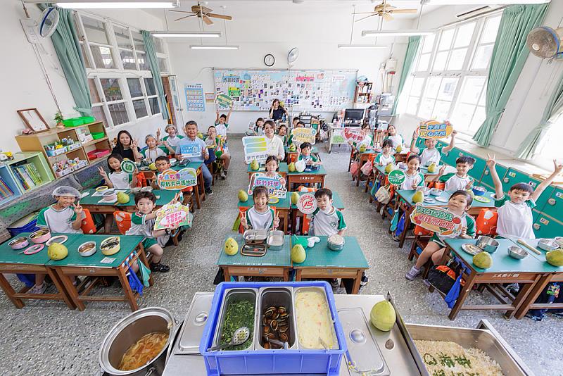 市長高虹安三民國小與師生共進營養午餐大合照。