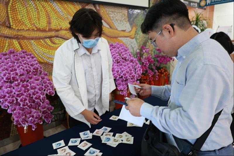 營養科營養師們與門診大聽民眾,透過有獎徵答,兌換毛豆豆漿卡士達蛋糕。