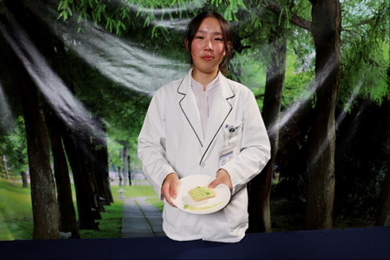 花蓮慈濟醫院營養科謝淳雅營養師,製作毛豆豆漿卡士達醬,富含天然植物蛋白能大幅降低飽和脂肪與熱量。