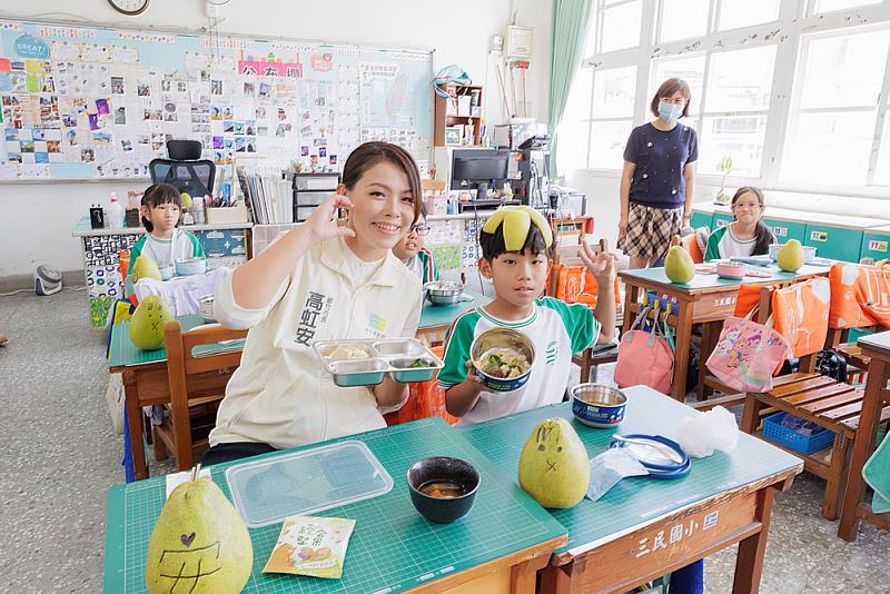 市長高虹安與學童共進午餐。