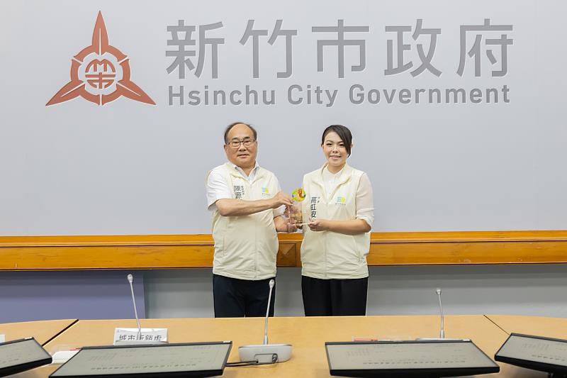 警察局長陳源輝獻獎予市長高虹安。