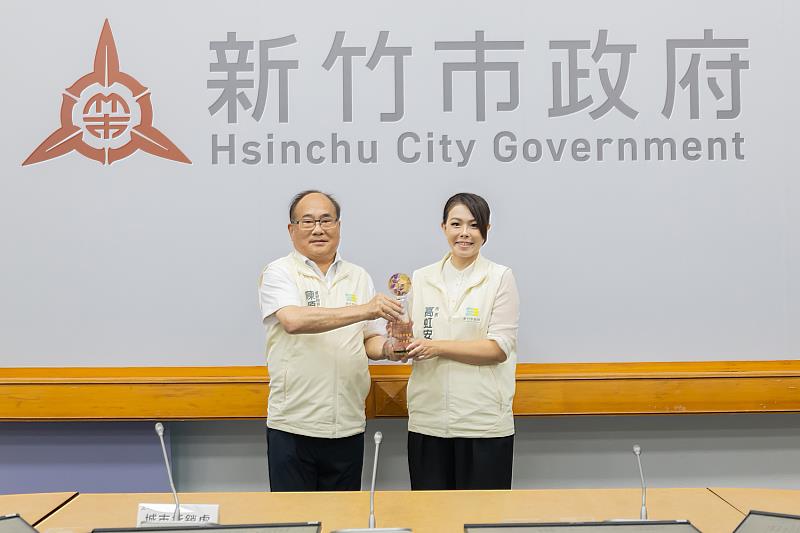 警察局長陳源輝獻獎予市長高虹安。