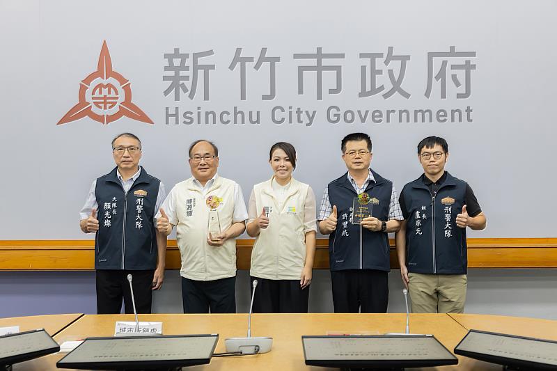 竹市警肅槍奪全國丙組第1、緝毒評核特優獲中央肯定，警察局獻獎合影。