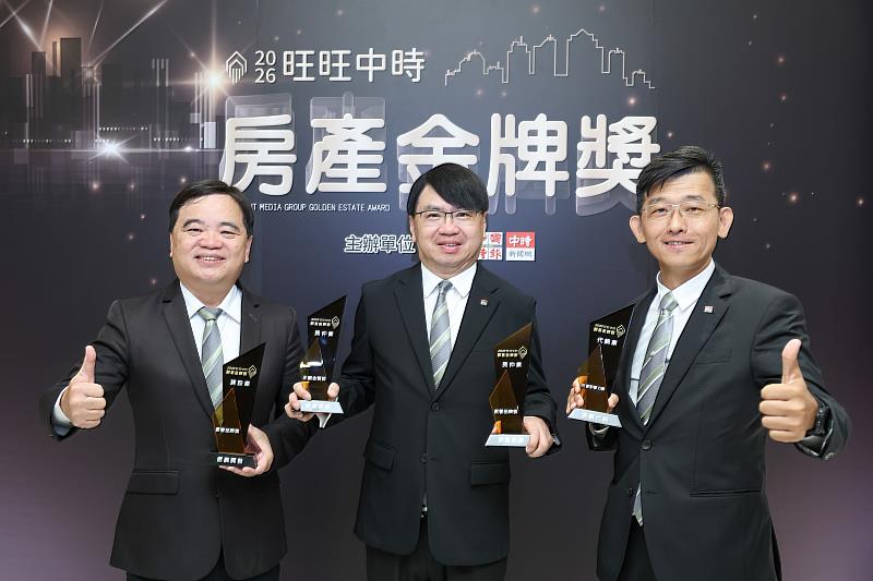第5屆旺旺中時房產金牌獎今揭曉,信義企業集團房仲、開發、代銷共獲4項大獎。信義房屋副總經理信泓浚(中)代表領仲介類永續金質獎與信譽品牌獎,信義開發副總經理李建坤(左)領開發類信譽品牌獎,信義代銷總經理謝宗憲則領代銷類社會影響力獎。