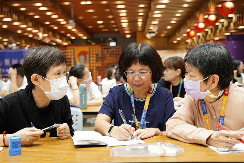 課堂中,學員分享交流探病經驗,以及面對末期病者時,如何以適切的言語與行動給予陪伴。(圖由靈鷲山佛教教團提供)