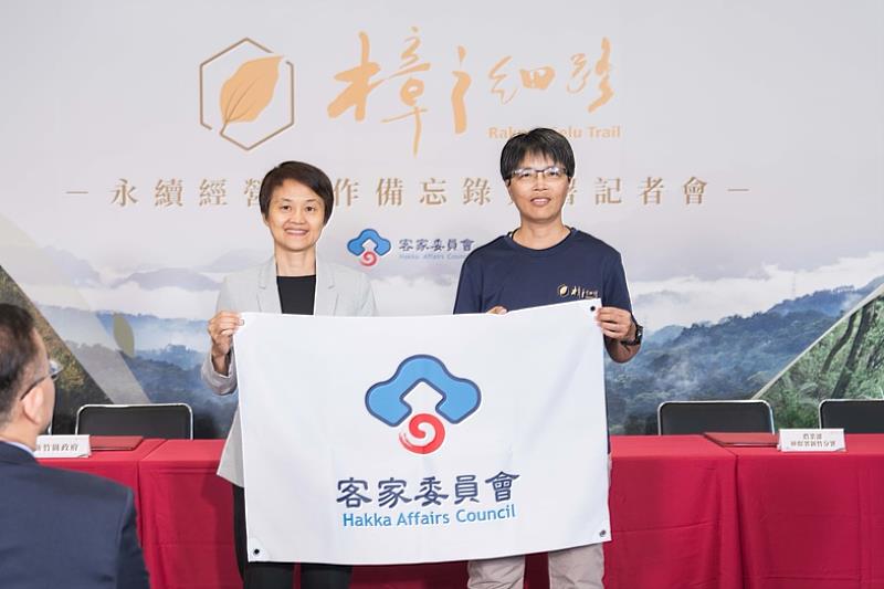 古主委授旗予樟之細路協會，代表客委會出席10月17日在澳洲伯斯舉辦的「比布蒙友誼步道揭牌儀式」，並參與第10屆世界步道大會，向世界傳遞台灣客家古道之美。