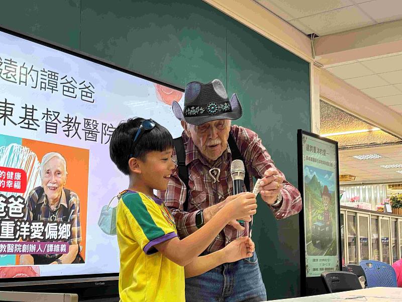 高齡97歲台東基督教醫院創院院長譚維義9/21與東海國小師生分享人生