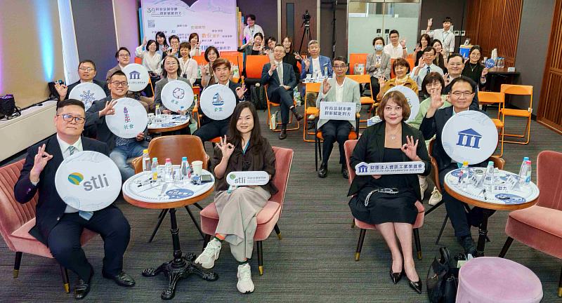 《臺灣科技創新法制政策白皮書》開幕論壇9月18日在資策會科法所舉行,科法所王勁力所長(前左1)、鄒宗萱副所長(前左2)、李昂杰副所長(後左3)、人工智慧科技基金會詹婷怡董事長(前右2)、資策會蕭博仁副執行長(前右1)等人出席,與現場貴賓一同合影留念。