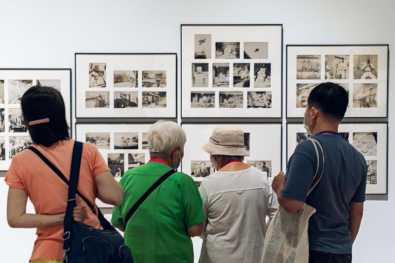 參與活動的長者於新北市美術館展間觀展。(新北市美術館提供,攝影:眼福映像)