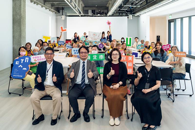 「高齡守護,藝起樂融融!」由新北市美術館在新北市政府高齡長期照顧處見證下與恩主公醫院和亞東醫院簽署MOU。(新北市美術館提供,攝影:眼福映像)